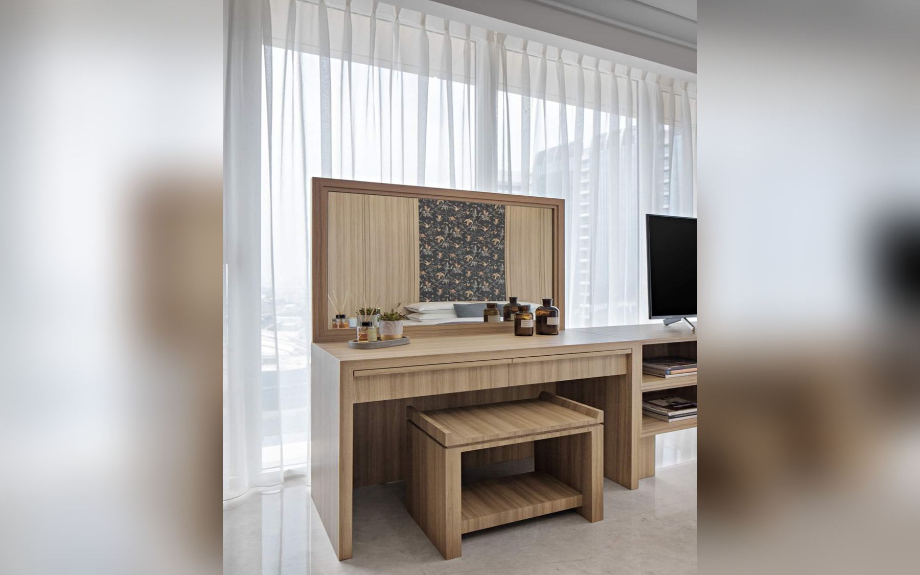 Design Interior Meja Rias HPL natural look minimalis sederhana di Gambir - Jakarta Pusat